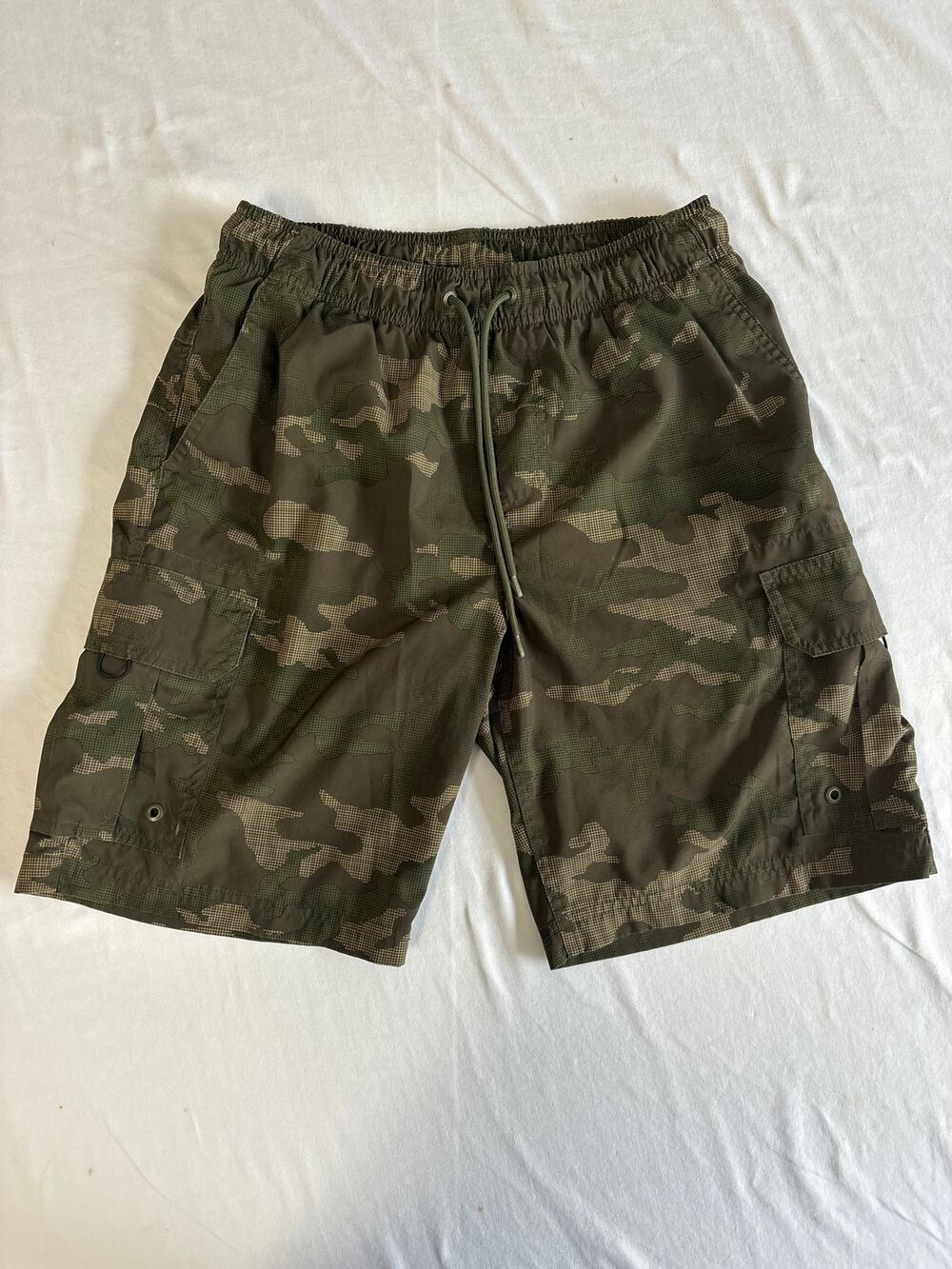 Men’s size S 28-30 Camo cargo shorts with liner and‎ drawstring. Ships fast!!
